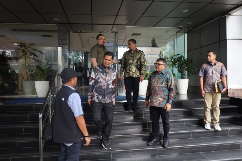 Plt. Sekda Aceh, M. Nasir melakukan pertemuan dengan Kementerian Koordinator Infrastruktur dan Pembangunan Wilayah  Republik Indonesia (RI) (Kemenko IPK RI) yang diterima oleh Deputi Bidang Koordinasi Pemerataan Pembangunan Wilayah, Agraria & Tata Ruang, Nasib Faizal untuk membahas tindak lanjut terkait usulan pembangunan infrastruktur di Aceh. Turut didampingi Kepala BPKA, Reza Saputra, Kadis PUPR Aceh, Mawardi, Kadis Pengairan Aceh, Ade Surya dan Staf Khusus Menteri Ekraf, Rian Firmansyah di Kemenko IPK, Jakarta, Kamis, (17 April 2025). Foto : Humas Aceh