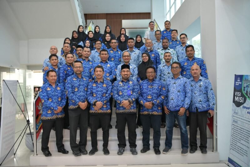Kepala DPMPTSP Aceh, Muhammad Iswanto, S.STP, M.M dalam Rapat Kerja (Raker) Penyesuaian Program Kegiatan Anggaran Tahun 2025 dengan visi dan misi Pemerintah Aceh 2025-2030 di Aula DPMPTSP Aceh, Banda Aceh, Kamis (17/4/2025). Foto:Dok.Biro Adpim Setda Aceh
