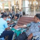 Warga sedang mendonorkan darah di halaman Mesjid Abu Indrapuri, Jum'at (18/04/2025) FOTO/DOK MC ACEH BESAR