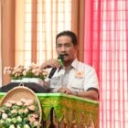Wakil Bupati Aceh Besar Drs H Syukri A Jalil menyampaikan sambutan dan membuka acara Rapat KONI Aceh Besar di Gedung Dekranasda, Gampong Gani, Kecamatan Ingin Jaya, Aceh Besar, Sabtu (19/04/2025). FOTO/MC ACEH BESAR