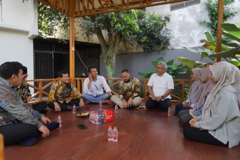 Keterangan Foto: Wakil Gubernur Aceh saat mendengar langsung keluh kesah mahasiswa Aceh di Malang Jawa Timur.
Senin, 21 April 2025. (Foto: Humas BPPA)