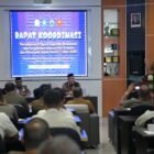 Plt. Sekda Aceh, M. Nasir, S.IP. MPA membuka Rapat Koordinasi Penyusunan Program Kegiatan Pembinaan dan Pengawasan Qanun Syariat Islam dan Penerapan Ingub Nomor 1 Tahun 2025 dengan Kasatpol PP dan WH Kabupaten/Kota Lantai III di Gedung Rapat Satpol PP dan WH Aceh, Senin, 21/04/2025.