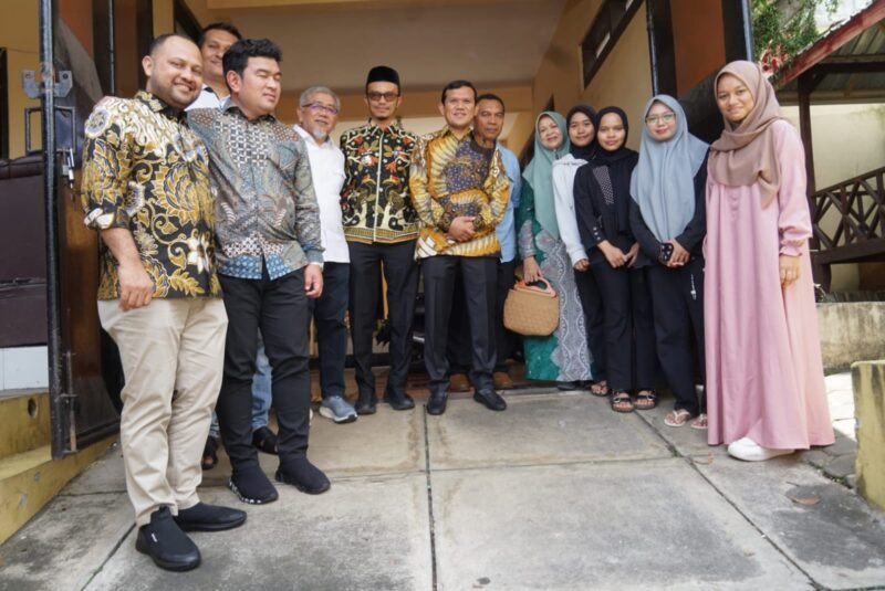 Keterangan Foto: Wakil Gubernur Aceh, Fadlullah saat mengunjungi asrama mahasiswa Aceh di Malang, antara lain; Asrama Pocut Baren, Asrama Cut Meutia dan Asrama Chik Ditiro, Senin 21 April 2025. (Foto: Humas BPPA)