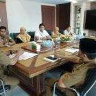 Bupati Aceh Besar H Muharram Idris (Syech Muharram) berdialog dengan pihak Sentra Darussa'adah Perwakilan Aceh, dalam rapat pembahasan Sekolah Rakyat, di Ruang Kerja Bupati Aceh Besar, Kota Jantho, Senin (21/4/2025). FOTO/ MC ACEH BESAR