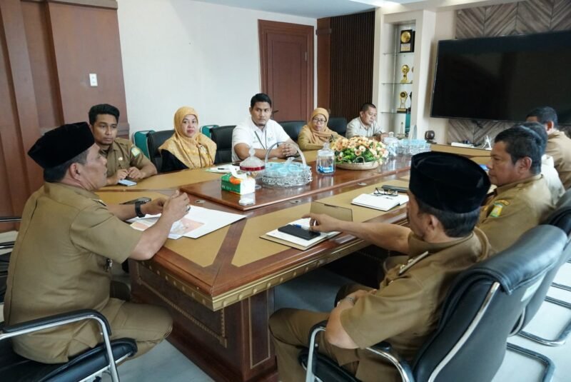 Bupati Aceh Besar H Muharram Idris (Syech Muharram) berdialog dengan pihak Sentra Darussa'adah Perwakilan Aceh, dalam rapat pembahasan Sekolah Rakyat, di Ruang Kerja Bupati Aceh Besar, Kota Jantho, Senin (21/4/2025). FOTO/ MC ACEH BESAR