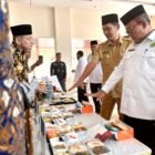 Plt Sekda Aceh, M. Nasir S.IP, MPA, bersama Kepala Kantor Wilayah Kementerian Agama (Kakanwil Kemenag) Provinsi Aceh, Drs H Azhari,menguji konsumsi jamaah haji  dalam penerbangan pergi haji dan kembali ke tanah air, di Asrama Haji Embarkasi Aceh, Selasa, 22/4/2025.
