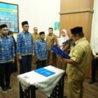 Plt Sekdakab Aceh Besar Bahrul Jamil SSos MSi melantik enam orang pejabat Fungsional di jajaran Pemerintah Kabupaten Aceh Besar di ruang kerja Plt Sekdakab Aceh Besar, Selasa (22/4/2025).FOTO/ PROKOPIM PEMKAB ACEH BESAR