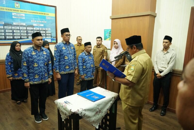 Plt Sekdakab Aceh Besar Bahrul Jamil SSos MSi melantik enam orang pejabat Fungsional di jajaran Pemerintah Kabupaten Aceh Besar di ruang kerja Plt Sekdakab Aceh Besar, Selasa (22/4/2025).FOTO/ PROKOPIM PEMKAB ACEH BESAR