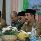 Wakil Bupati Aceh Besar, Drs. Syukri A Jalil, memimpin Rapat Turun Sawah MT Gadu (Meugo Ruweung) dan MT Rendengan (Meugo Thon) Tahun 2025/2026 di Gedung Dekranasda, Kecamatan Ingin Jaya, Selasa (22/4/2025). FOTO/PROKOPIM ACEH BESAR