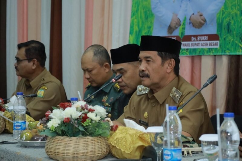 Wakil Bupati Aceh Besar, Drs. Syukri A Jalil, memimpin Rapat Turun Sawah MT Gadu (Meugo Ruweung) dan MT Rendengan (Meugo Thon) Tahun 2025/2026 di Gedung Dekranasda, Kecamatan Ingin Jaya, Selasa (22/4/2025). FOTO/PROKOPIM ACEH BESAR