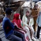 Ketua Tim Penggerak PKK Aceh, Marlina Muzakir, berkunjung ke rumah Rudi (43), warga Gampong Me Merbo, Kecamatan Tanah Pasir, Aceh Utara, Selasa 22/04/2025. Pemerintah Aceh merencanakan untuk membantu membangunkan rumah layak huni kepada Rudi dan keluarganya. Foto: Biro Adpim Setda Aceh