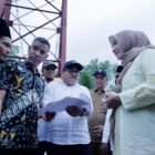 Ketua Tim Penggerak PKK Aceh, Marlina Muzakir, didampingi Kepala Dinas PUPR Aceh, Mawardi, dan Wakil Bupati Aceh Utara, Tarmizi meninjau lokasi Jembatan Krueng Sawang di Kecamatan Sawang, Aceh Utara, Selasa, 22/4. Jembatan tersebut ambruk ke sungai pada awal tahun 2025 akibat tergerus derasnya arus sungai saat pembongkaran. Foto: Biro Adpim  Setda Aceh