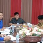 Bupati Aceh Besar Muharram Idris (Syech Muharram) memimpin audiensi dengan jajaran Direksi PDAM Tirta Mountala, di Ruang Rapat Gedung Dekranasda Gampong Gani, Kecamatan Ingin Jaya, Aceh Besar, Selasa (22/04/2025). FOTO/MC ACEH BESAR