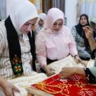 Ketua Dekranasda Aceh, Marlina Muzakir, didampingi Ketua Dekranasda Kabupaten Pidie, Rohana Razali, mengunjungi galeri dan tempat produksi kerajinan khas Aceh, Fitri Souvenir, di Gampong Garot Cut, Kecamatan Indra Jaya, Kabupaten Pidie, Rabu (23/4/2025). Foto: Biro Adpim Setda Aceh