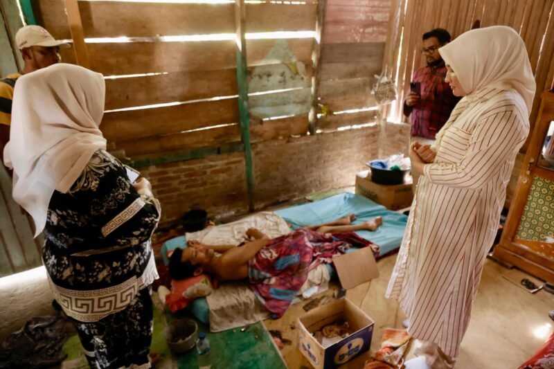 Ketua Tim Penggerak PKK Aceh, Marlina Muzakir, mengunjungi Kamaruddin dan Fadhlun, warga miskin penderita lumpuh di Gampong Bungoe, Kecamatan Delima, Kabupaten Pidie, Rabu 23/04/2025. Dalam suasana haru, Marlina menyampaikan komitmennya untuk membantu mereka mendapatkan penanganan medis yang lebih baik. Foto: Biru Adpim Setda Aceh