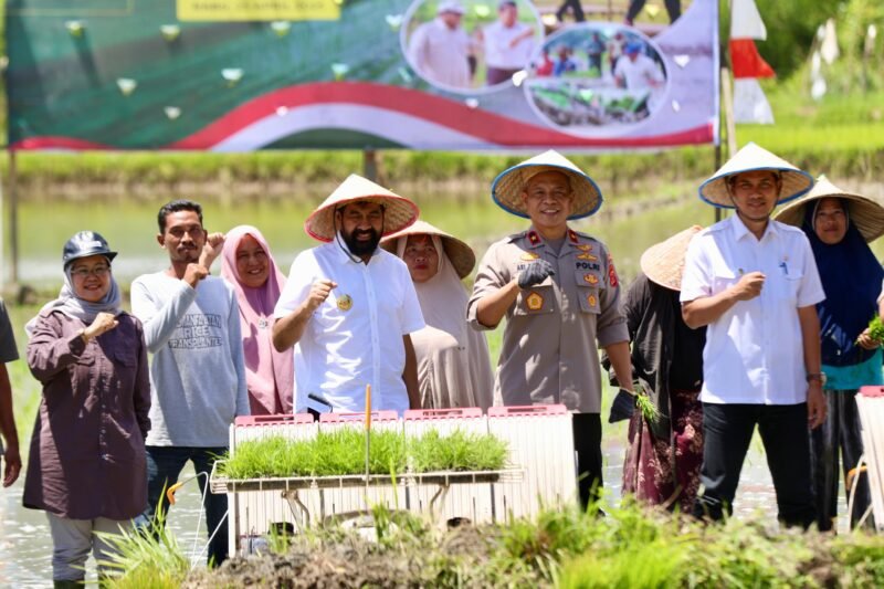 Gubernur Aceh, Muzakir Manaf, menghadiri gerakan tanam padi serentak 14 Provinsi bersama Presiden Prabowo Subianto secara daring, di Gampong Lampasie Engking, Darul Imarah, Aceh Besar, Rabu, (23/4/2025).Foto : Biro Adpim Setda Aceh