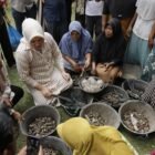 Ketua Tim Penggerak PKK Aceh, Marlina Muzakir, mengunjungi Gampong Crung, Kecamatan Batee, Kabupaten Pidie, Rabu (23/4/2025), untuk bertemu langsung dengan para ibu-ibu petani tiram dan mendukung pengembangan ekonomi desa melalui pembentukan koperasi. Foto: Biro Adpim Setda Aceh