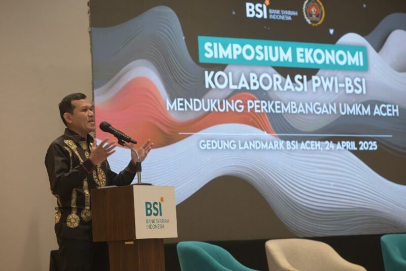 Wakil Gubernur Aceh, Fadhlullah , SE membuka Simposium Ekonomi Kalaborasi PWI - BSI untuk Mendukung Perkembangan UMKN Aceh, di Gedung Landmark BSI Aceh, 24/4/2025 (Foto : Humas Aceh )