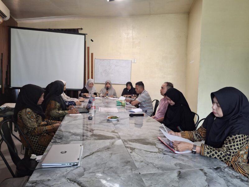 Sekretaris Dinas Kesehatan Aceh Besar Nelly Ulfiati SKM MPH memimpin rapat inventarisasi Industri Rumah Tangga (IRT) Pangan Unggulan di Lambaro, Ingin Jaya, Kamis (24/04/2025). FOTO/MC ACEH BESAR