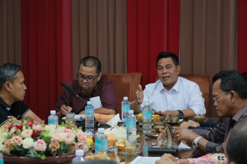 Bupati Aceh Besar H Muharram Idris (Syech Muharram), saat memimpin rapat penyesuaian visi dan misi ke dalam RPJM Kabupaten Aceh Besar di Gedung Dekranasda Aceh Besar, Gani, Kecamatan Ingin Jaya, Kabupaten Aceh Besar, Rabu (23/4/2025) malam. FOTO/ MC ACEH BESAR