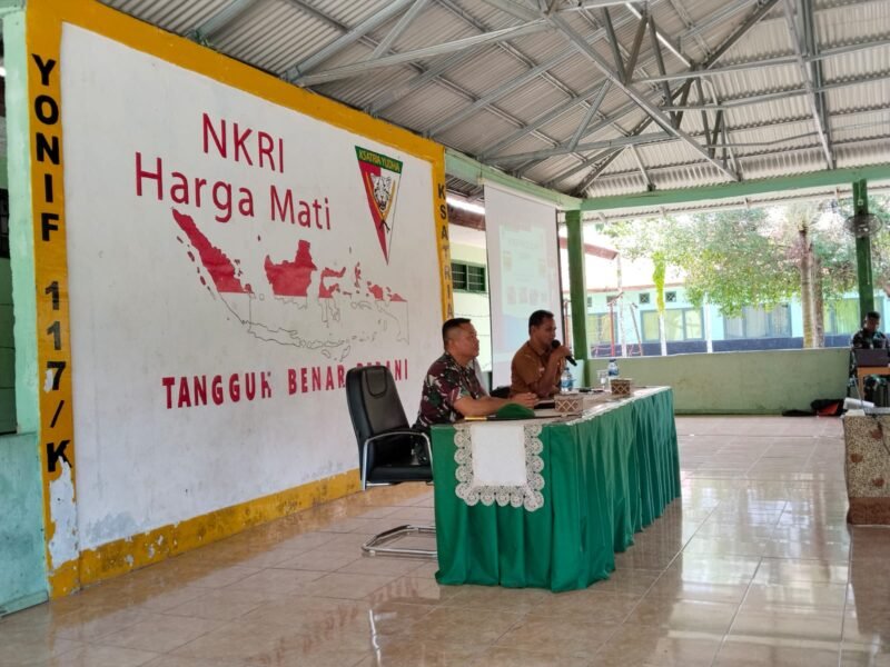 Kepala Bidang Pengelolaan Sampah dan Limbah B3 DLH Aceh Besar, Mulyadi SH, menyampaikan materi pada sosialisasi Pengelolaan Sampah dan pembinaan Bank Sampah di Markas batalion 117, Senin (21/4/2025). FOTO/MC ACEH BESAR