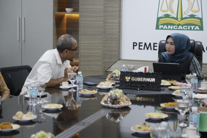 Ketua TP PKK Aceh Marlina Usman, selaku Pembina Yayasan Jantung Indonesia Aceh, memberikan arahan, usai mendengar pemaparan dari Ketua YJI Aceh, terkait kampanye jantung sehat bagi masyarakat, di ruang rapat Meuligoe Gubernur Aceh, Jum’at 25/4/2025 (Foto : Dok. Biro Adpim Setda Aceh)