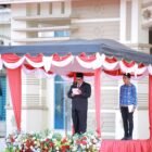 Plt Sekdakab Aceh Besar Bahrul Jamil SSos MSi, jadi Inspektur Upacara Peringatan Hari Otonomi Daerah XXIX Tahun 2025 dan Hari Kesiapsiagaan Bencana Nasional Kabupaten Aceh Besar, Lapangan Upacara Kantor Bupati Aceh Besar, Kota Jantho, Jum’at (25/04/2025). FOTO/PROKOPIM PEMKAB ACEH BESAR