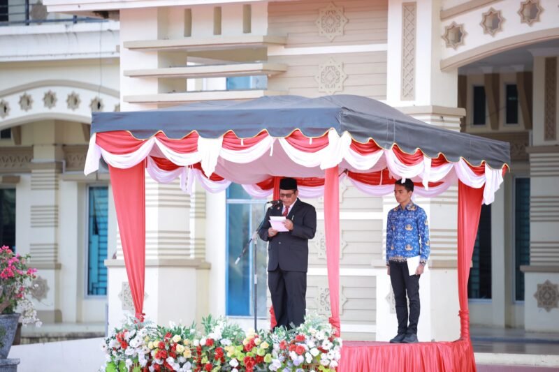 Plt Sekdakab Aceh Besar Bahrul Jamil SSos MSi, jadi Inspektur Upacara Peringatan Hari Otonomi Daerah XXIX Tahun 2025 dan Hari Kesiapsiagaan Bencana Nasional Kabupaten Aceh Besar, Lapangan Upacara Kantor Bupati Aceh Besar, Kota Jantho, Jum’at (25/04/2025). FOTO/PROKOPIM PEMKAB ACEH BESAR