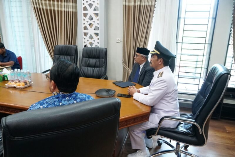 Wakil Bupati Aceh Besar Drs Syukri didampingi Asisten I Sekdakab Farhan AP dan Kabag Hukum Setdakab Rafzan Amin SH MH, mengikuti Peringatan Hari Otonomi Daerah Ke-29 yang digelar Kementerian Dalam Negeri secara virtual di Kota Jantho, Jum'at (25/04/2025).FOTO/MC ACEH BESAR