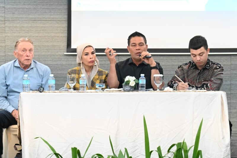 Bupati Aceh Besar, H Muharram Idris memberi paparan dalam Kegiatan Pemaparan dan Kerjasama Investasi Program Pengelolaan Sampah antara GGIE Singapore dan PT Pembangunan Aceh di Hotel Kyriad Muraya, Banda Aceh, Jumat (25/04/2025). FOTO/MC ACEH BESAR