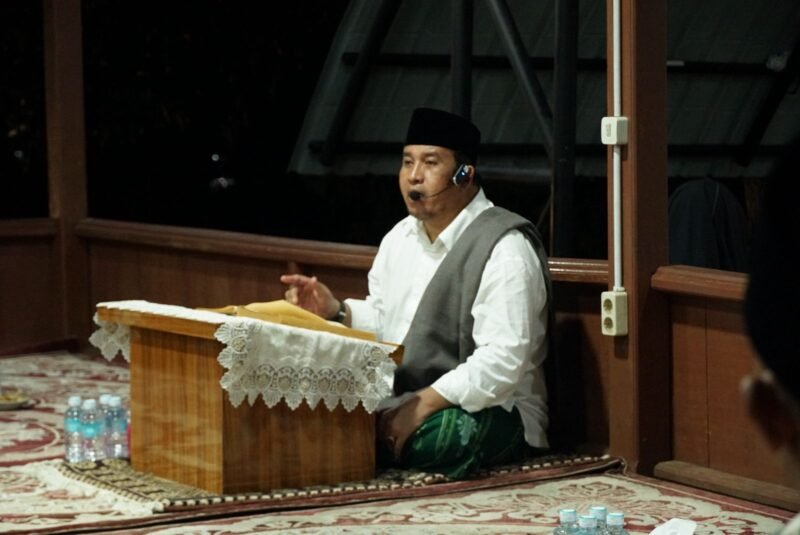 Aba Junaidi yang juga imum chiek Masjid Agung Al Munawarrah, Kota Jantho saat memimpin pengajian rutin malam Jumat di Balee Beut Meuligoe Bupati Aceh Besar, Kota Jantho, Kamis (24/04/2025) malam.FOTO/ MC ACEH BESAR