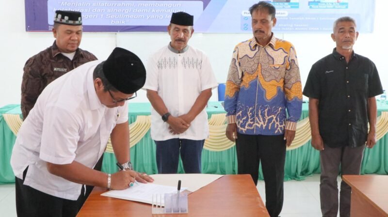 Foto bersama Plt Sekda Aceh Besar Bahrul Jamil SSos MSi, saat mengunjungi SMAN 1 Seulimeum, melakukan kunjungan ke sekolah almamaternya, di Kecamatan Seulimuem, Kabupaten Aceh Besar, Jumat (25/4/2025). FOTO/ DOK MC ACEH BESAR
