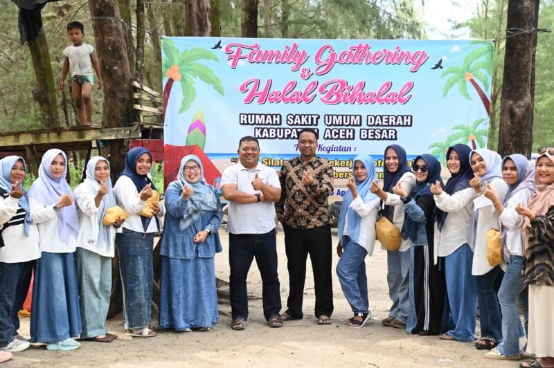 Staf Ahli bidang Pemerintah, Hukum dan Politik, Drs Sulaimi MSi, foto bersama dengan peserta family gathring dan halal bi halal Rumah sakit umum daerah (RSUD), berlangsung dibabah kuala, Kecamatan Leupung, Sabtu (26/04/2025). FOTO/MC ACEH BESAR