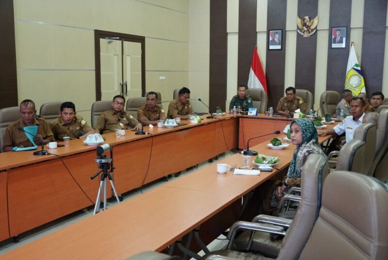 Plt Sekda Aceh Besar Bahrul Jamil S.Sos., M.Si bersama unsur Forkopimda dan Ka OPD mengikuti Rakor Pengendalian Inflasi Daerah di Aula Lantai 3 Kantor Bupati Aceh Besar Kota Jantho, Senin(28/04/2025). FOTO/MC ACEH BESAR