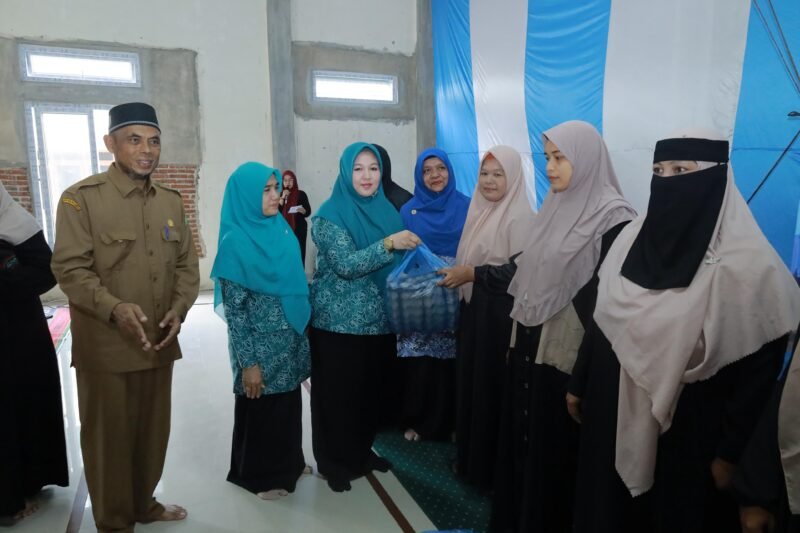 Ketua TP PKK Aceh Besar Hj Rita Mayasari menyampaikan sambutannya pada pembukaan Sekolah Lansia Ranub Seulaseh, di Meunasah Gampong Meunasah Karieng, Kemukiman Lamlhom, Kecamatan Lhoknga, Kabupaten Aceh Besar, Senin (28/4/2025). FOTO/ DOK MC ACEH BESAR