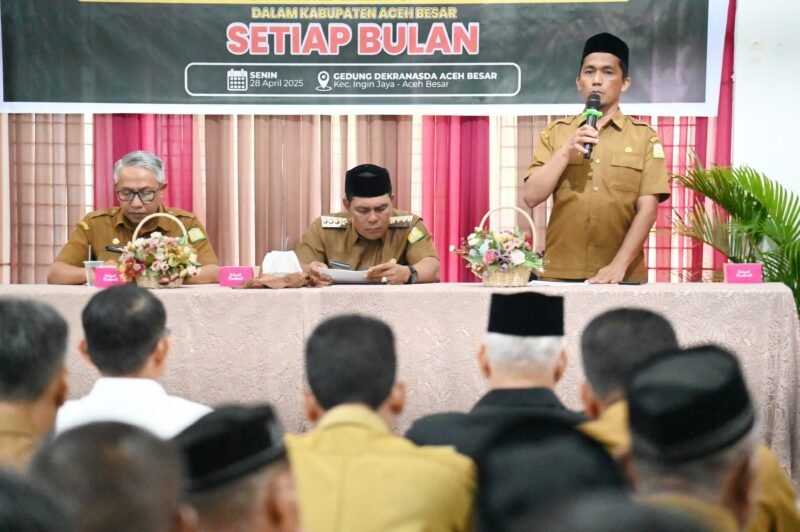 Bupati Aceh Besar, H Syech Muharram Idris menyampaikan sambutan dalam acara Penyerahan Penyaluran Gaji Perbulan Secara Simbolis Kepada Keuchik Kabupaten Aceh Besar di Gedung Dekranasda, Gampong Gani, Kecamatan Ingin Jaya, Aceh Besar, Senin (28/04/2025). FOTO/MC ACEH BESAR