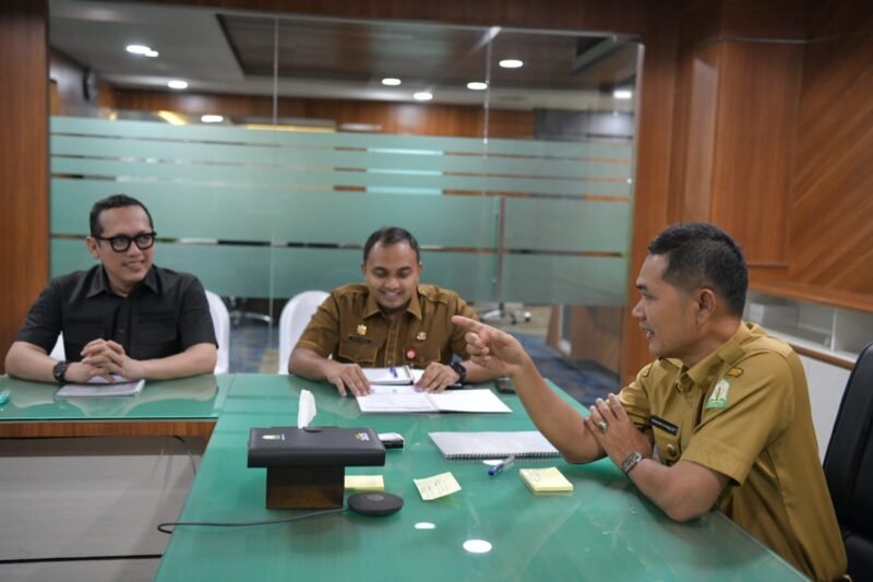 Plt. Sekda Aceh, Muhammad Nasir didampingi Karo Adpim Setda Aceh, Akkar Arafat menerima Silaturahmi dan Audiensi Indonesia Event Management Association Backstagers diruang Rapat Sekda lantai II Kantor Gubernur Aceh, Senin, 28/04/2025. Foto : Dok. Biro Adpim Setda Aceh