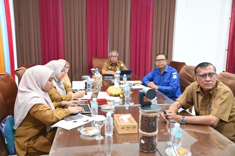 Asisten I Sekda Aceh Besar Farhan AP memimpin Zoom Meeting dengan Mendagri RI dan Komisi II DPR RI di Gedung Dekranasda, Gampong Gani, Kecamatan Ingin Jaya, Aceh Besar, Senin (28/04/2025). FOTO/MC ACEH BESAR