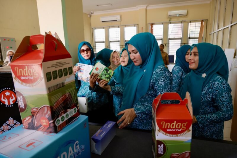 Ketua Tim Penggerak Pemberdayaan dan Kesejahteraan Keluarga (TP PKK) Aceh, Marlina Muzakir, mengunjungi Rumah Kemasan Aceh di Dinas Perindustrian dan Perdagangan (Disperindag) Aceh pada Senin (28/4/2025). Foto: Dok. Adpim Setda Aceh