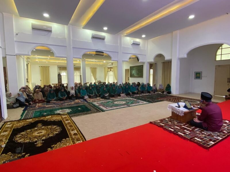 Ustad Masrul Aidi Lc MA, mengisi materi Halaqah Pengajian ke 79 TP-PKK Kabupaten Aceh Besar yang digelar di Meuligoe Bupati Aceh Besar, Kota Jantho, Selasa (29/4/2025). FOTO/PROKOPIM PEMKAB ACEH BESAR