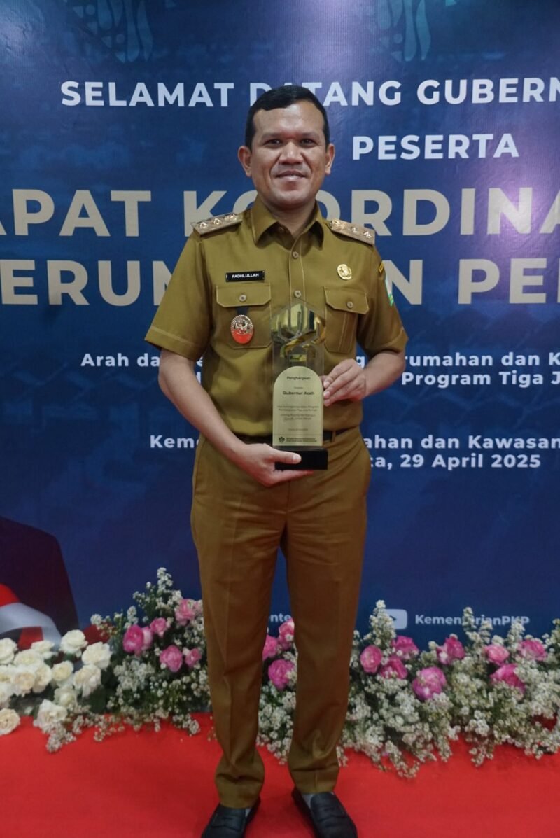 Wakil Gubernur Aceh, Fadhlullah, SE, menerima apresiasi Nasional atas kontribusinya dalam mendukung program strategis nasional 3 juta rumah yang di serahkan oleh wakil menteri perumahan & kawasan permukiman (PKP) Indonesia, Bapak Fahri Hamzah di Gedung sasana Bakti Praja, kemendagri, jakarta, Selasa 29 April 2025 (Foto:Dok.Adpim Setda Aceh) 
