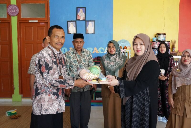 Bunda PAUD Aceh Besar Rita Mayasari menerima APE dari Tim Kerja PAUD BPMP Aceh di TK Dharma Wanita, Kota Jantho, Selasa (29/04/2025). FOTO/MC ACEH BESAR