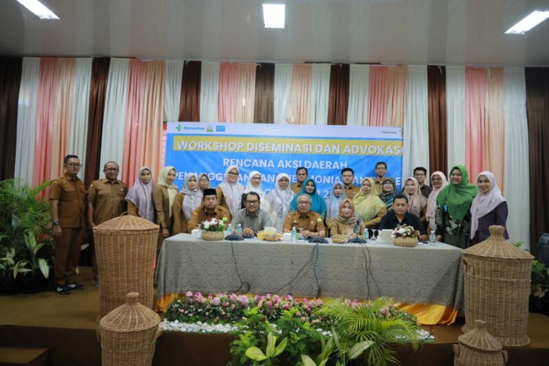 Kadis Kesehatan Aceh Besar, Anita SKM MKes, menerima dokumen RADPPD Kabupaten Aceh Besar 2025-2030 dari tim penulis Pemerintah Kabupaten Aceh Besar di Aula Dekranasda Aceh Besar, Selasa (29/4/2025).FOTO/ MC ACEH BESAR