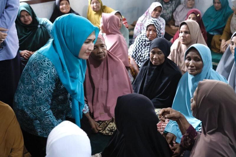BANDA ACEH - Ketua TP PKK Aceh Marlina Usman, bersama Ketua Dharma Wanita Persatuan Aceh Malahayati dan Ketua TP PKK Aceh Besar Rita Maya Sari, melakukan pengguntingan pita sebagai tanda dimulainya Sekolah Lansia Cemara Kasih, di Gampong Alue Gintong Kecamatan Seulimuem, Selasa (29/4/2025) sore. foto : Dok. Adpim Setda Aceh