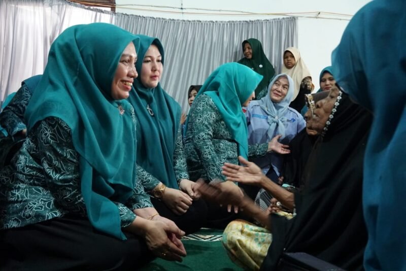 Ketua TP PKK Aceh Besar Rita Mayasari mendampingi Ketua TP PKK Aceh Marlina Usman berdialog dengan masyarakat saat meluncurkan Sekolah Lansia, di Gampong Alue Gintong Kecamatan Seulimuem, Selasa (29/4/2025) sore. FOTO/MC ACEH BESAR