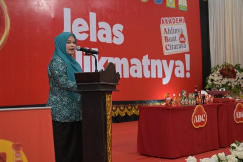 Ketua Staf Ahli Tim Penggerak PKK Aceh, Mukarramah, memberi sambutan dalam acara roadshow akademi ABC yang digelar di Gedung Amel Convention Hall, Banda Aceh, Rabu, 30/4/2025 (Foto:Dok.Adpim Setda Aceh) 