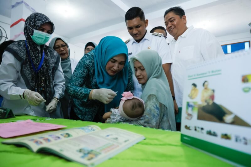 Ketua Tim Penggerak PKK Aceh, Marlina Muzakir, didampingi Wakil Wali Kota Banda Aceh, Afdhal Khalilullah, meninjau kegiatan Posyandu di Gampong Beurawe, Banda Aceh, Rabu (30/4/2025). Kunjungan tersebut merupakan bagian dari upaya mendukung peningkatan cakupan imunisasi anak dalam rangka Pekan Imunisasi Dunia.(Foto:Dok.Adpim Setda Aceh)