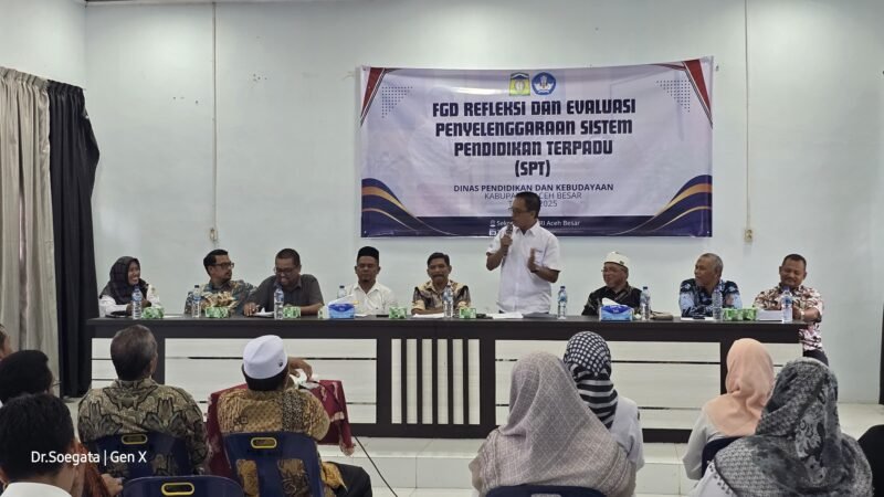 Sekdis Dikbud Aceh Besar, Fakhrurrazi, SE, membuka FGD Refleksi dan Evaluasi Penyelenggaraan SPT di Sekretariat PGRI Aceh Besar, Gampong Bada, Kecamatan Ingin Jaya, pada Rabu (30/4/2025).FOTO/ MC ACEH BESAR