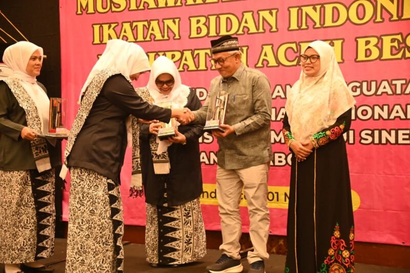 Asisten I Sekdakab Farhan AP menerima cindramata dari pengurus IBI Kabupaten Aceh Besar, bertempat Hotel Hermes Palace, Banda Aceh, Kamis (01/05/2025). FOTO/MC ACEH BESAR