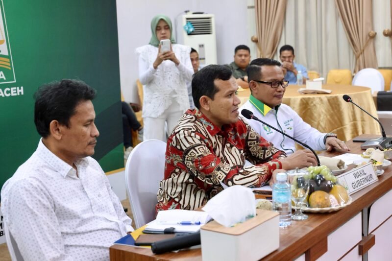Wakil Gubernur Aceh Fadhullah, menerima kunjungan silaturrahmi Ikatan Saudagar Muslim Indonesia (ISMI) Aceh, di aula rumah dinas Wakil Gubernur Aceh, Kamis (1/5/2025). Foto : Dok. Biro Adpim Setda Aceh